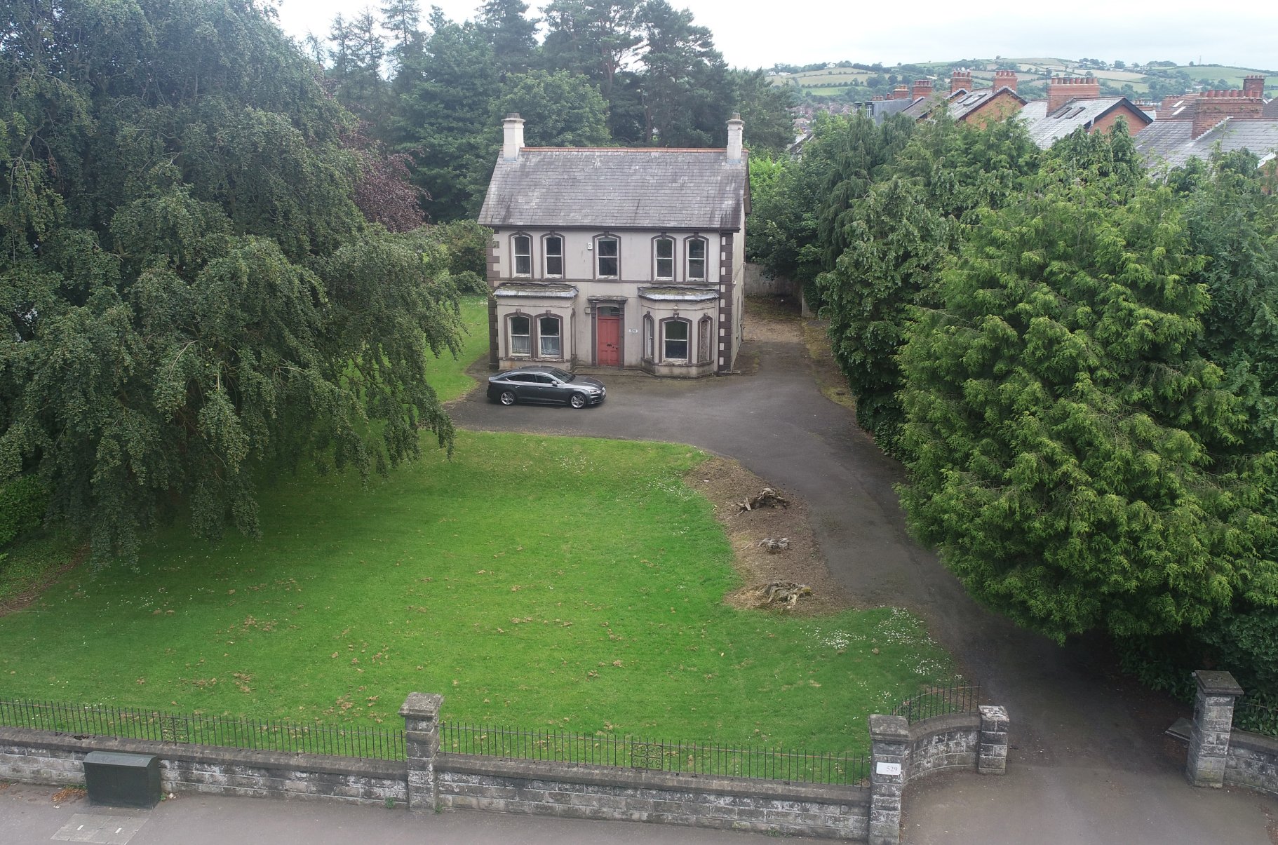 Why Should You Hire Professional Estate Agents To Sell Your Property?