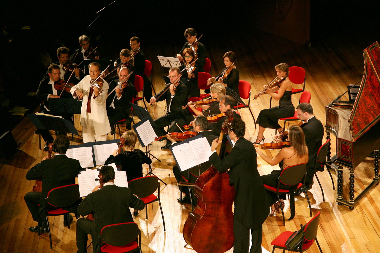 Камерный оркестр Antonio Orchestra. Концерт классической музыки. Камерный оркестр на прозрачном фоне. Фото концерта классической музыки.